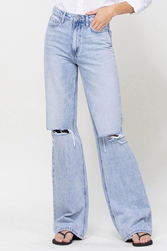FLARED JEANS- Silhouette fitted from waist to knee with a wide, flared leg opening. - Studio 653